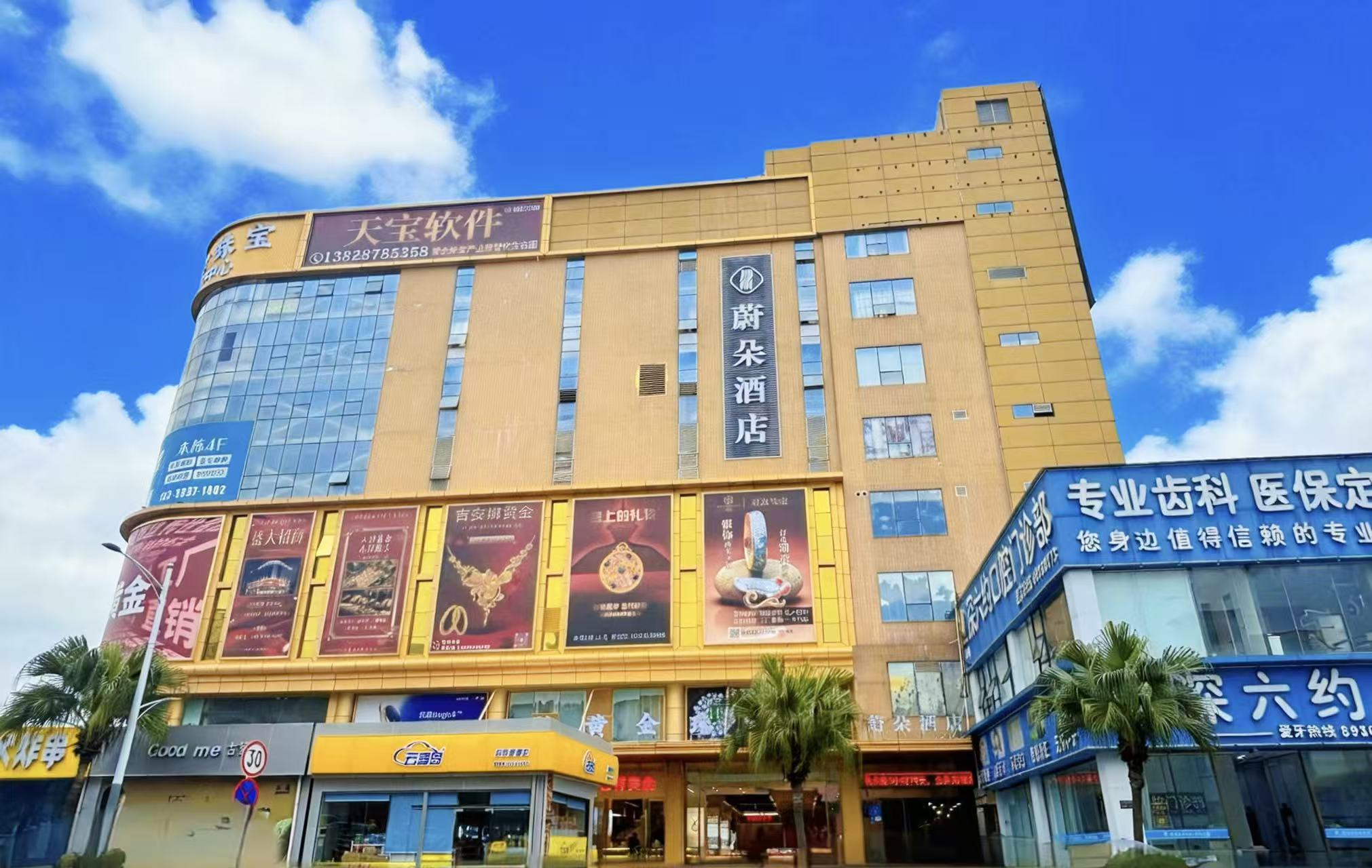 蔚朵酒店深圳塘坑地铁站店所在建筑外观实拍